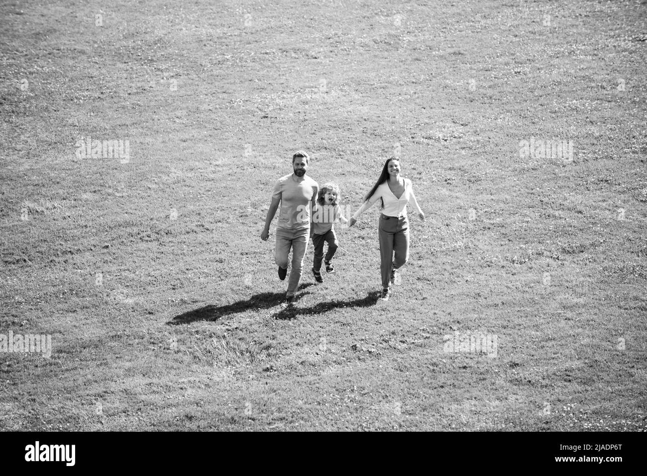 Famiglia giovane con bambino che si diverte nella natura. Foto Stock