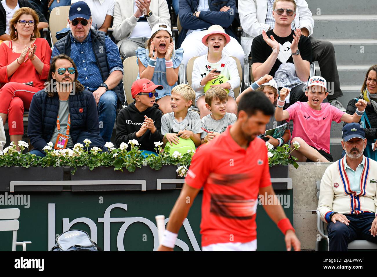 Bambini (bambini) tifosi e sostenitori spettatori sostengono Novak Djokovic della Serbia durante il torneo di tennis del Grand Slam, il 25 maggio 2022 allo stadio Roland-Garros di Parigi, Francia - Foto Victor Joly / DPPI Foto Stock