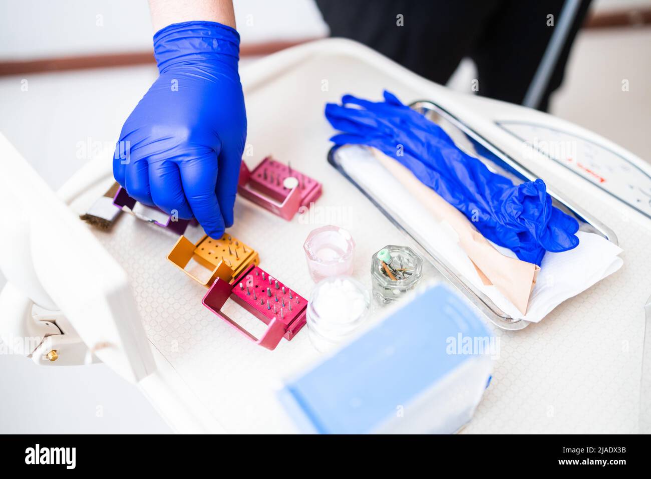 Strumento odontoiatrico a raccolta manuale in clinica di stomatologia. Strumenti dentistici professionali. Foto Stock