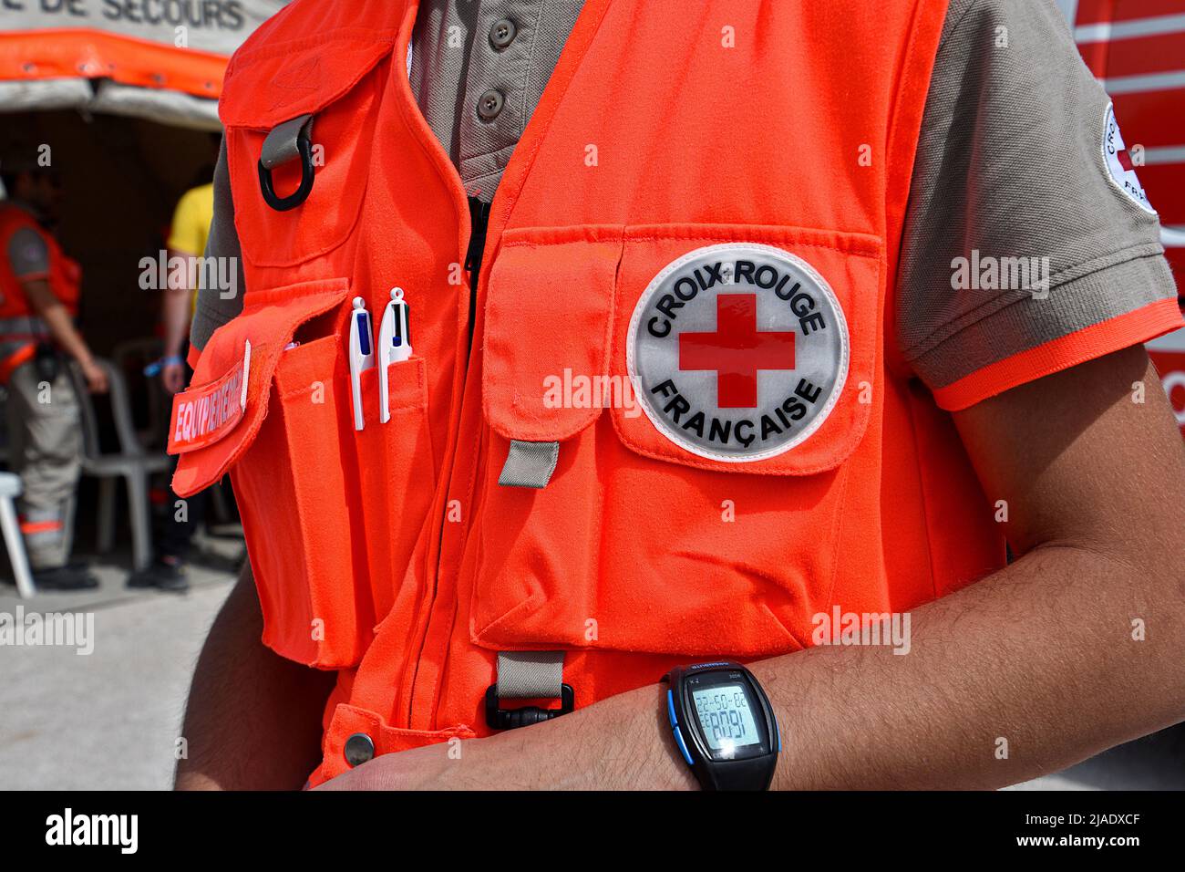 Marsiglia, Francia. 28th maggio 2022. Medic della Croce Rossa Francese (Croix Rouge francese) sono visti alla Fan zone del Cup Challenge e al campione della Rugby Cup. In occasione della Challenge Cup e della Champion Cup di rugby, è stata installata una zona fan sulla Place du J4 di Marsiglia. Il Lyonnais (Lou) ha vinto (30-12) la finale della Challenge Cup contro Tolone (RSCT) e l'irlandese di Leinster si è inchinato (21-24) nella finale della Champion Cup contro la Rochelle. (Foto di Gerard Bottino/SOPA Images/Sipa USA) Credit: Sipa USA/Alamy Live News Foto Stock