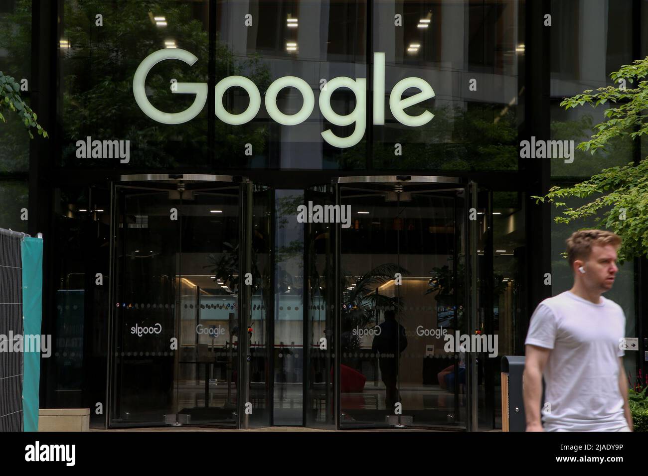 Londra, Regno Unito. 28th maggio 2022. Un uomo passa davanti all'ufficio di Google nel centro di Londra. Credit: SOPA Images Limited/Alamy Live News Foto Stock