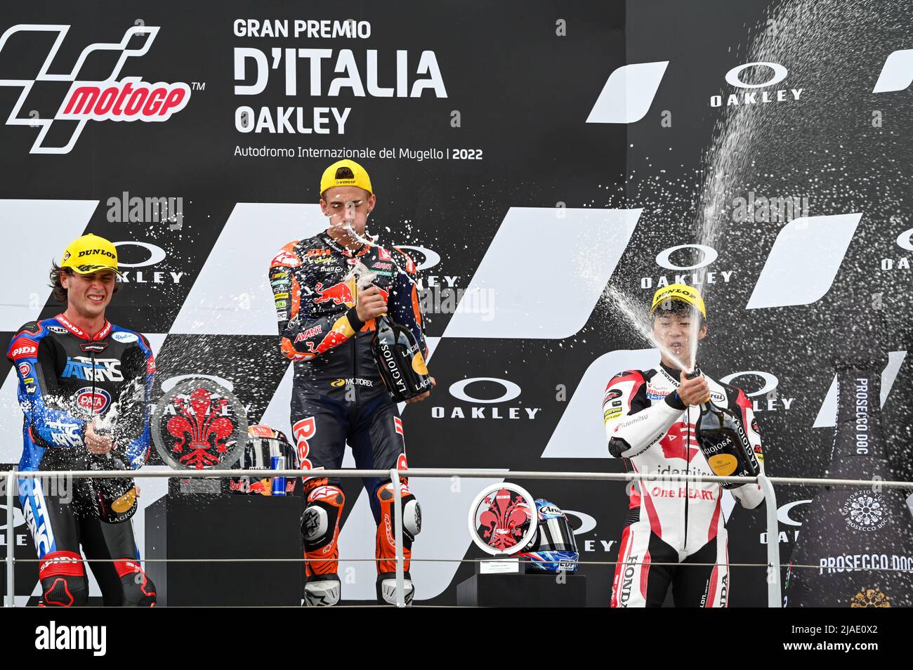 Mugello, Italia. 29th maggio 2022. Il podio Moto2 Pedro Acosta SPA Red Bull KTM Ajo KALEX (primo posto), Joe Roberts USA Italtrans Racing Team KALEX (secondo posto), e USA Italtrans Racing Team KALEX (secondo posto), E ai Ogura JPN IDEMITSU Honda Team Asia KALEX durante il Gran Premio dâ&#X80;&#x99;Italia Oakley Race Moto2, Moto3, MotoGP World Championship in Mugello, Italia, maggio 29 2022 Credit: Independent Photo Agency/Alamy Live News Foto Stock