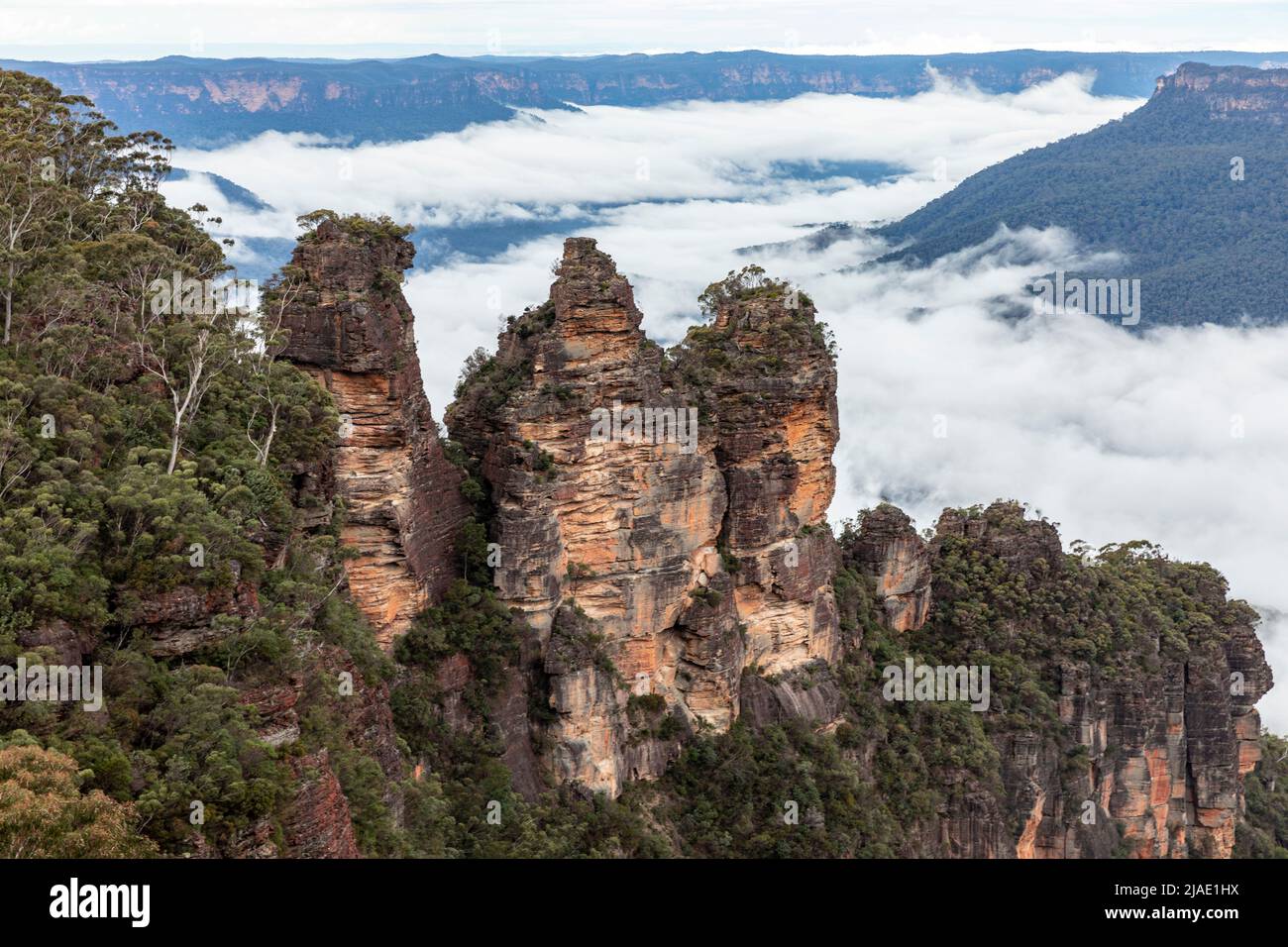 Parco nazionale delle Blue Mountains ad ovest di Sydney e le iconiche tre sorelle viste da Echo Point Katoomba che si affaccia sulla valle di Jamison, NSW, Australia Foto Stock