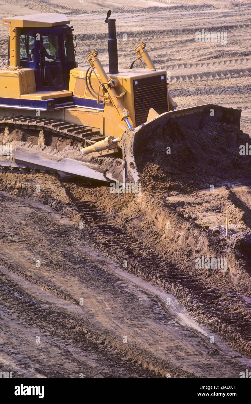 Un bulldozer che classifica un cantiere Foto Stock