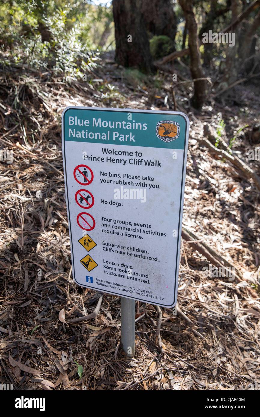 Prince Henry Cliff Walk Signpost nel parco nazionale delle Blue Mountains, NSW, Australia Foto Stock