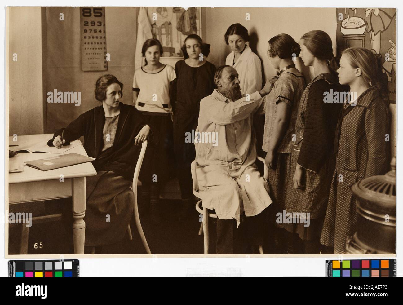 Indagini nelle cliniche scolastiche - 'Kopf determinazione da parte del medico scolastico'. Sconosciuto Foto Stock