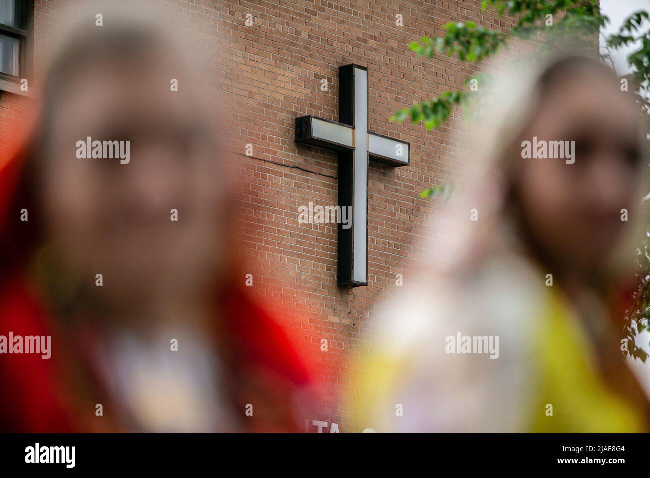 Il dettaglio della croce tra due processioni. In cinquantaquattro anni di storia, le celebrazioni in lode di Lord San Cristo dei Miracoli, a Montreal, sono state celebrate dalla piccola comunità portoghese in modo diverso e in date diverse. Ora, a causa della riapertura, la Chiesa della Missione Santa Cruz può finalmente condurre la sua processione con fervore e religiosità. L'immagine dell'Ecco Homo ha guidato la processione a Montreal seguita da una folla di 5000 fedeli seguaci. Foto Stock