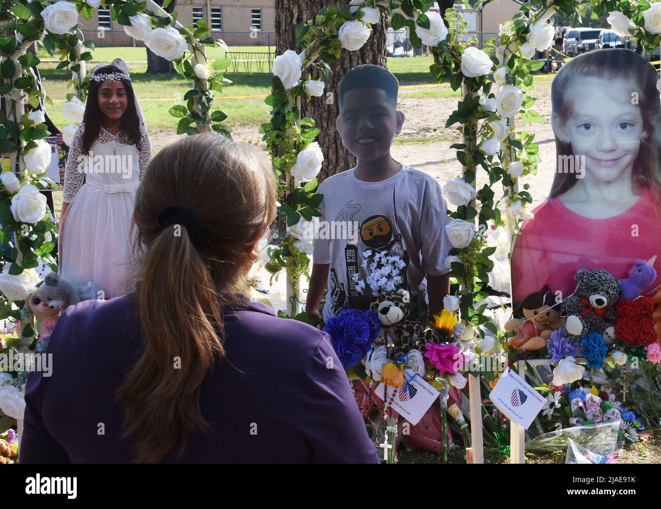 Uvalde, Stati Uniti. 30th maggio 2022. I lutto si riuniscono in un memoriale di fiori alla Robb Elementary School di Uvalde, Texas, domenica 29 maggio 2022. Un giorno di riprese di massa prima lasciò 19 bambini e due adulti morti alla scuola elementare. Foto di Jon farina/UPI Credit: UPI/Alamy Live News Foto Stock