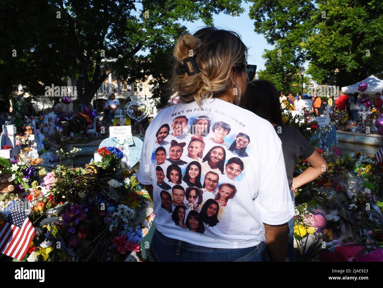 Uvalde, Stati Uniti. 30th maggio 2022. I lutto si riuniscono in un memoriale di fiori alla Robb Elementary School di Uvalde, Texas, domenica 29 maggio 2022. Un giorno di riprese di massa prima lasciò 19 bambini e due adulti morti alla scuola elementare. Foto di Jon farina/UPI Credit: UPI/Alamy Live News Foto Stock