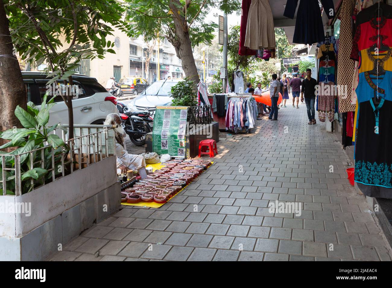 Mumbai, India - 13 febbraio 2020: Venditori ambulanti a colaba mumbai Foto Stock