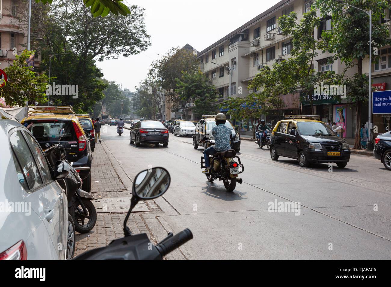 Mumbai, India - 13 febbraio 2020: Automobili e biciclette sulla strada a colaba mumbai Foto Stock