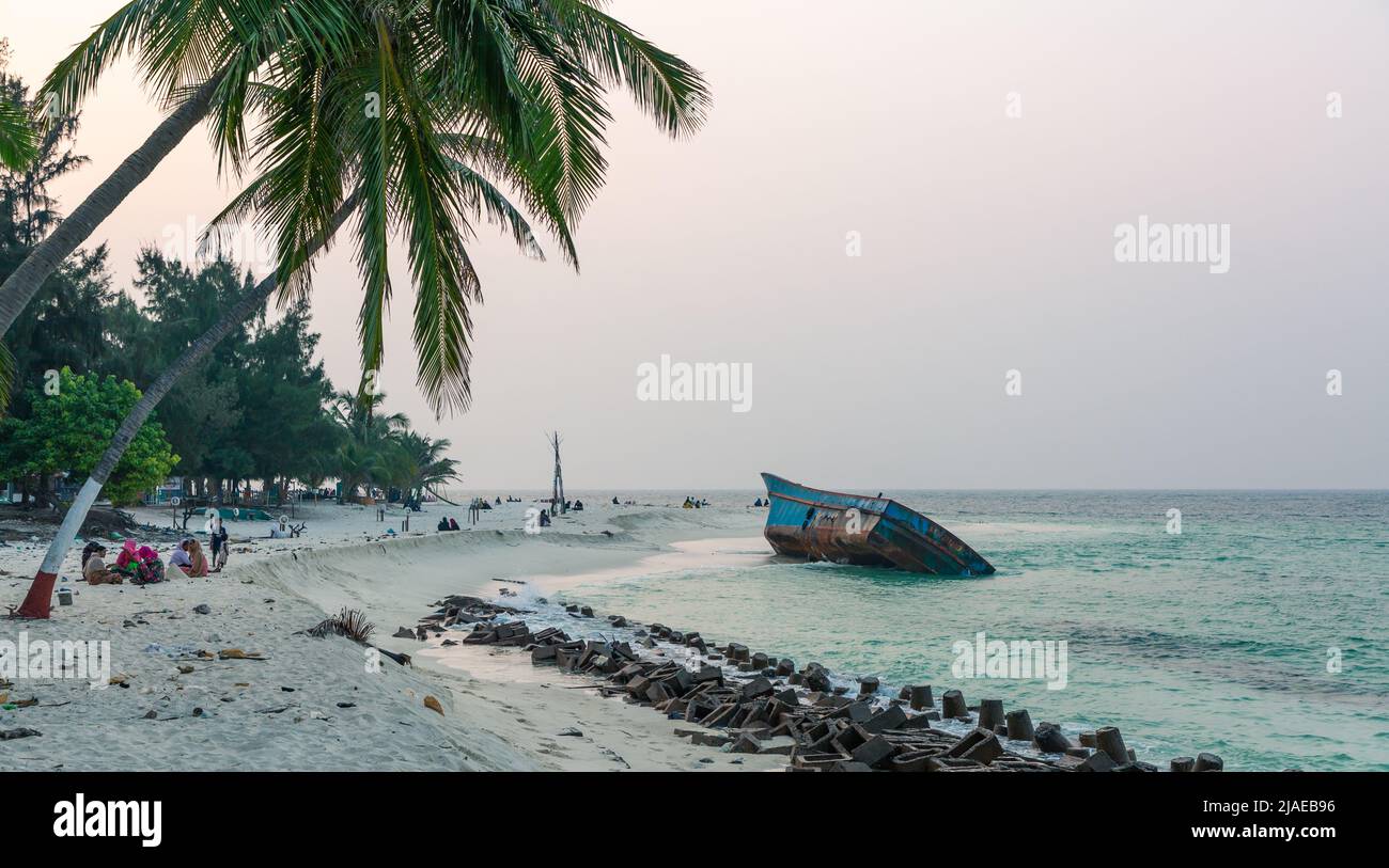 Lakswadeep, India - 14 marzo 2022: Persone sedute presso la spiaggia nell'isola agatti a Lakswadeep Foto Stock