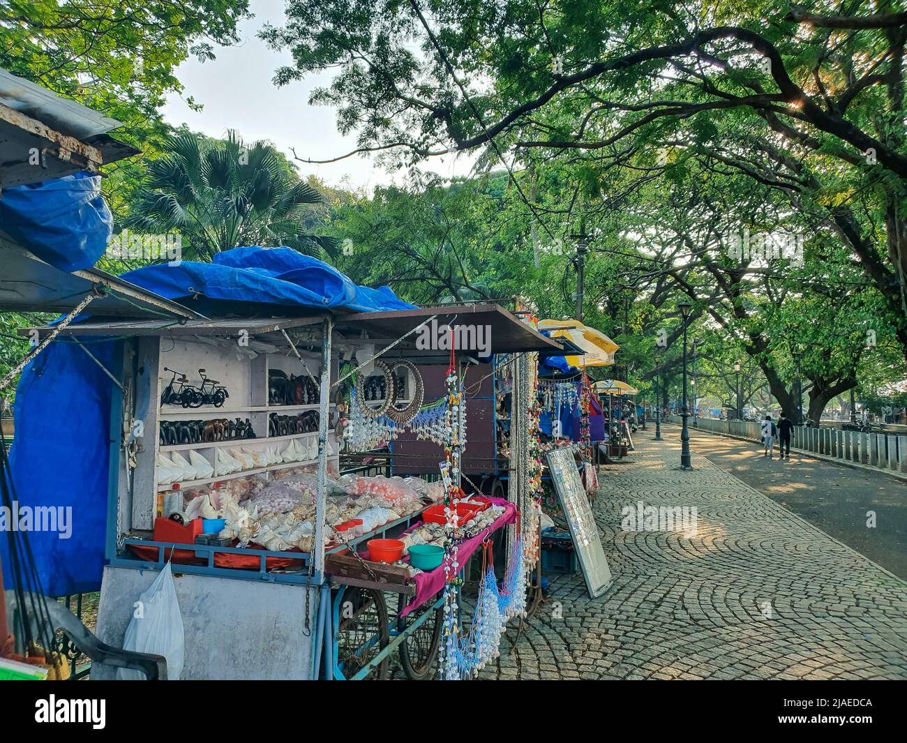 Fort Kochi, Kerala India - 11 marzo 2022: Venditori ambulanti che vendono i trinkets sulla strada del forte kochi Foto Stock