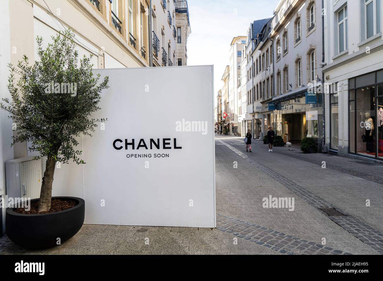 Città di Lussemburgo, maggio 2022. Vista all'aperto del negozio Chanel apertura a breve nel centro della città Foto Stock