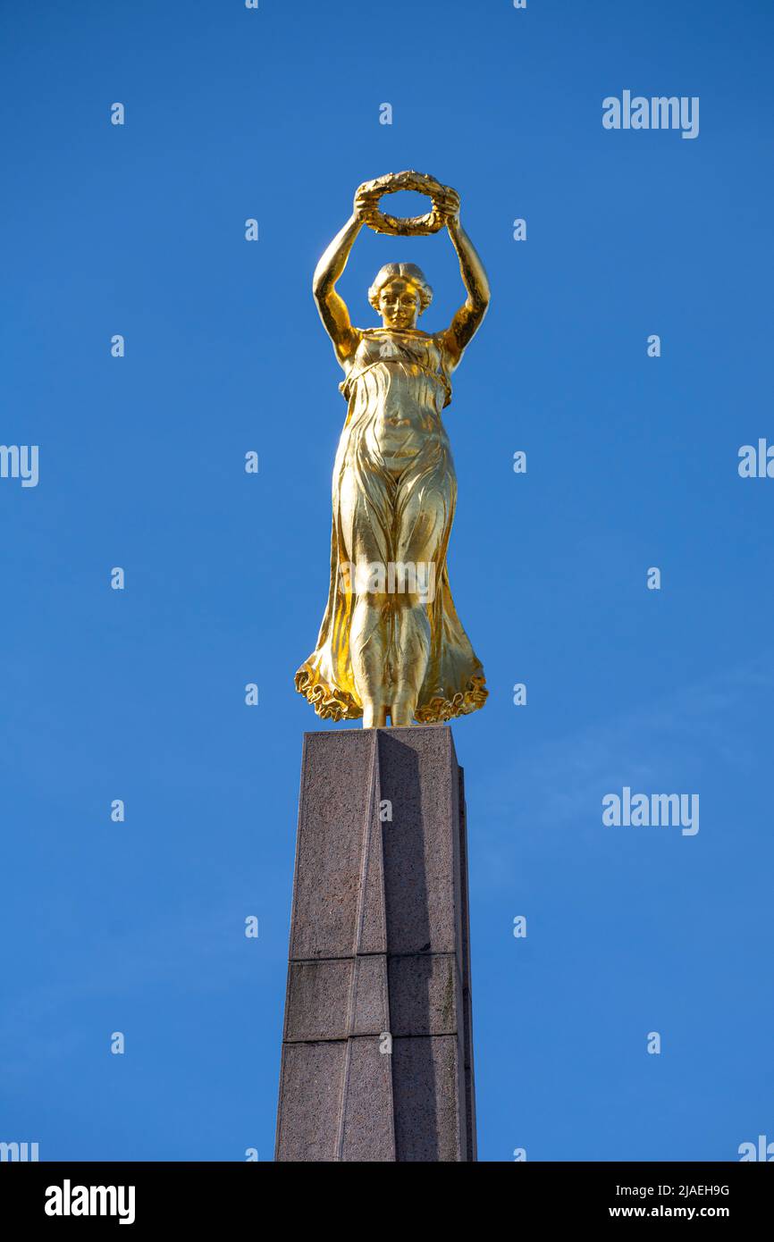 Lussemburgo, maggio 2022. Obelisco di granito e memoriale di guerra soprannominato "Golden Lady" per la statua dorata di una donna in cima. Foto Stock