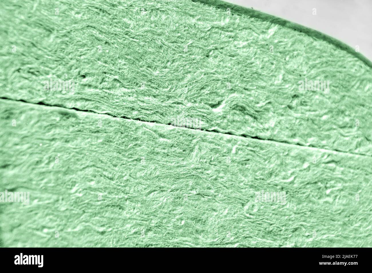 lana minerale o lana di vetro di colore verde chiaro nella confezione, fuoco selettivo Foto Stock