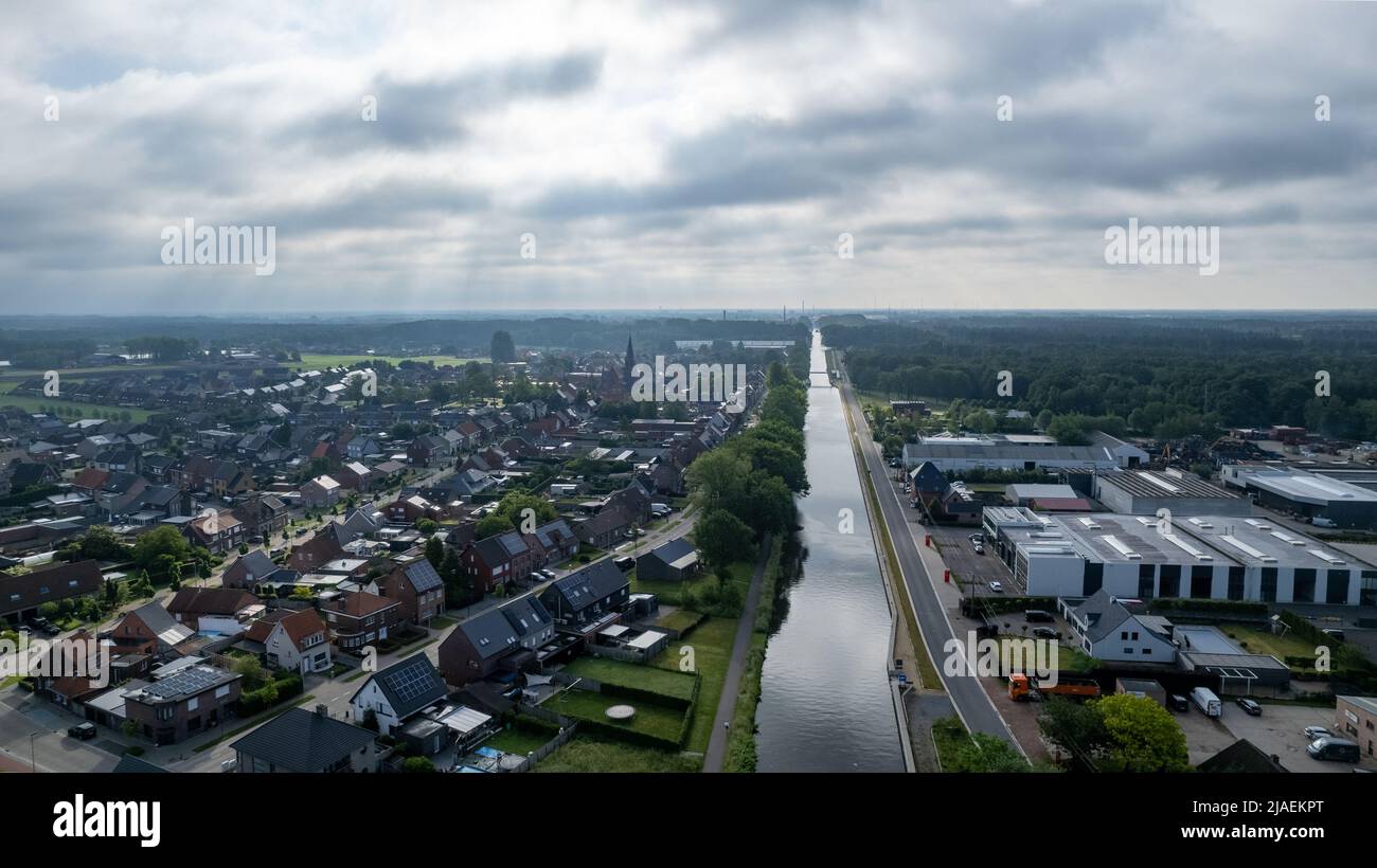 Rijkevorsel, Belgio, 14th aprile 2022, piccolo villaggio di Sint Jozef, sul canale Dessel Schoten foto aerea a Rijkevorsel, kempen, Belgio, che mostra il corso d'acqua nel verde naturale paesaggio agricolo. Foto di alta qualità. Foto di alta qualità Foto Stock