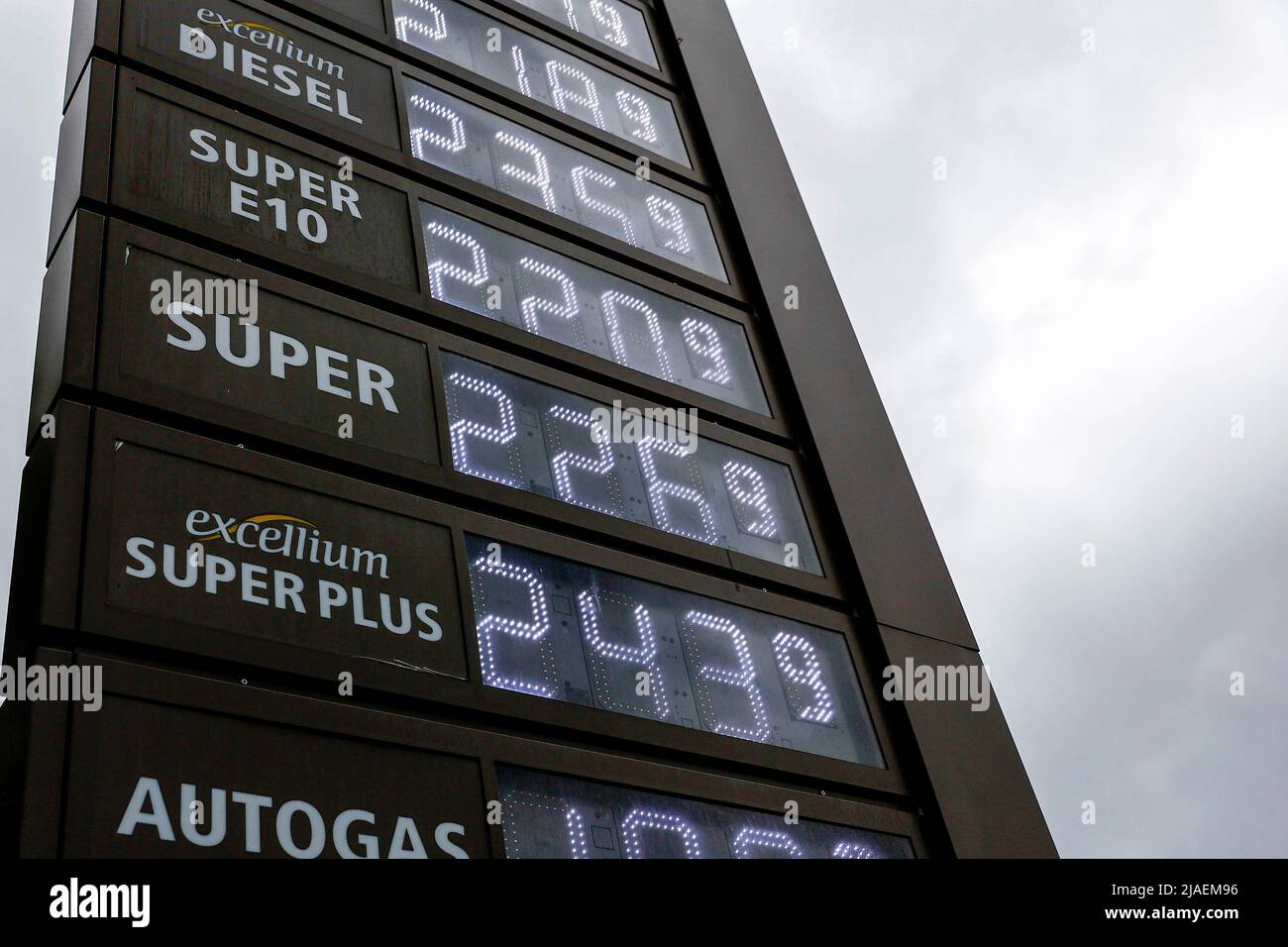 Berlino, Germania. 29th maggio 2022. I prezzi correnti del carburante vengono visualizzati sul display di una stazione di servizio. Tasse più basse sono dovute sul carburante nei mesi di giugno, luglio e agosto. Se si include l'impatto sull'IVA, l'onere fiscale per litro di benzina diminuisce di un totale di 35,2 centesimi. Per il diesel, è di 16,7 centesimi. Tuttavia, probabilmente ci vorrà del tempo prima che la riduzione delle tasse raggiunga la pompa, perché la tassa sull'energia è già maturata nelle aziende di serbatoi e nelle raffinerie. Credit: Carsten Koall/dpa/Alamy Live News Foto Stock