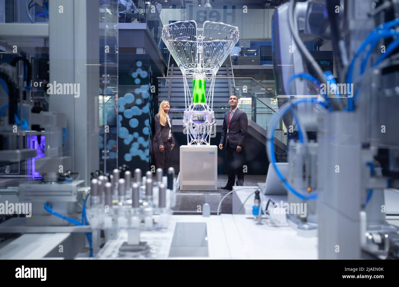 Hannover, Germania. 29th maggio 2022. Presso lo stand di Festo alla Fiera di Hannover 2022 sarà esposto un PhotoBionic Cell (prototipo) per la produzione di alghe. La più grande fiera industriale del mondo si svolge più tardi del solito quest'anno e in un formato abbreviato, dopo che è stato annullato nel 2020 a causa della pandemia di Corona e potrebbe essere tenuto solo in modo puramente digitale nel 2021. Tra gli argomenti trattati figurano la protezione del clima e la digitalizzazione nelle varie tecnologie di produzione, la logistica e la mobilità. Il paese partner questa volta è il Portogallo. Credit: Friso Gentsch/dpa/Alamy Live News Foto Stock