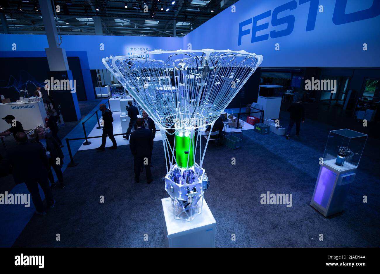 Hannover, Germania. 29th maggio 2022. Presso lo stand di Festo alla Fiera di Hannover 2022 sarà esposto un PhotoBionic Cell (prototipo) per la produzione di alghe. La più grande fiera industriale del mondo si svolge più tardi del solito quest'anno e in un formato abbreviato, dopo che è stato annullato nel 2020 a causa della pandemia di Corona e potrebbe essere tenuto solo in modo puramente digitale nel 2021. Tra gli argomenti trattati figurano la protezione del clima e la digitalizzazione nelle varie tecnologie di produzione, la logistica e la mobilità. Il paese partner questa volta è il Portogallo. Credit: Friso Gentsch/dpa/Alamy Live News Foto Stock