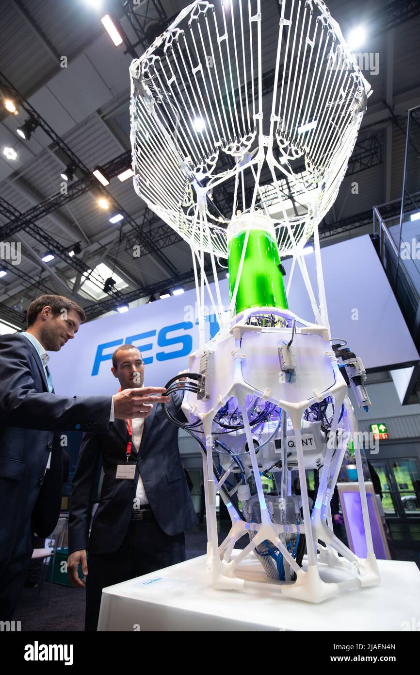 Hannover, Germania. 29th maggio 2022. Presso lo stand di Festo alla Fiera di Hannover 2022 sarà esposto un PhotoBionic Cell (prototipo) per la produzione di alghe. La più grande fiera industriale del mondo si svolge più tardi del solito quest'anno e in un formato abbreviato, dopo che è stato annullato nel 2020 a causa della pandemia di Corona e potrebbe essere tenuto solo in modo puramente digitale nel 2021. Tra gli argomenti trattati figurano la protezione del clima e la digitalizzazione nelle varie tecnologie di produzione, la logistica e la mobilità. Il paese partner questa volta è il Portogallo. Credit: Friso Gentsch/dpa/Alamy Live News Foto Stock