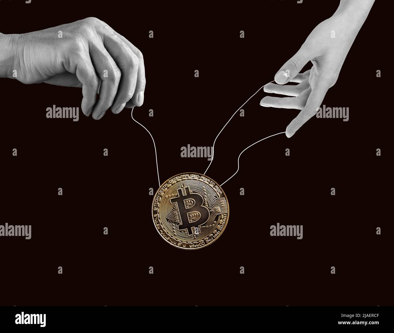 Due mani che tengono la moneta di bitcoin con le corde. Spoofing, wash trading, manipolazione negli scambi di criptovaluta. Bianco e nero. Foto di alta qualità Foto Stock