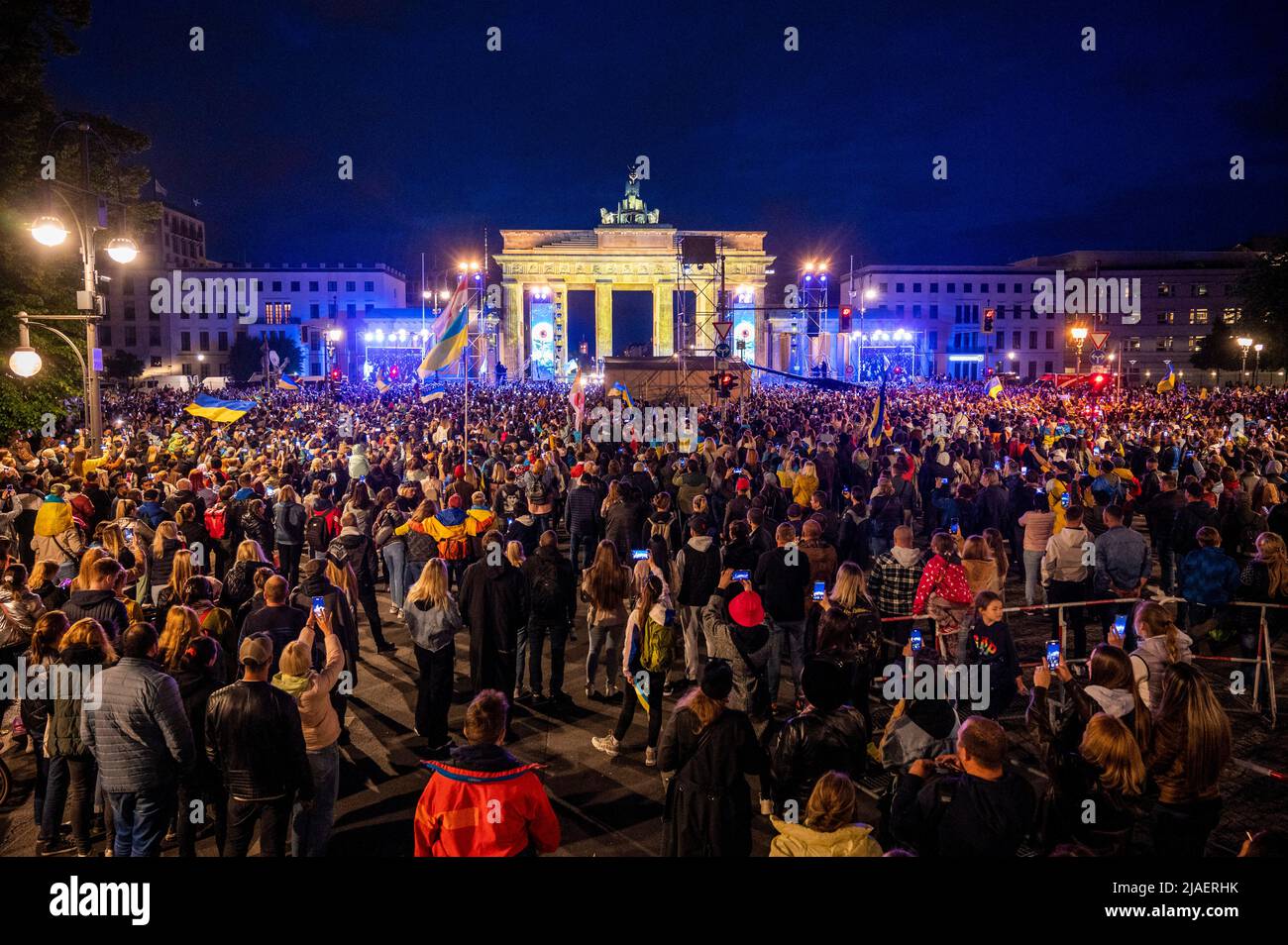 Berlino, Germania. 29th maggio 2022. Diverse migliaia di persone si trovano all'evento di beneficenza "Salva Ucraina - #StopWar" alla porta di Brandeburgo. Gli organizzatori vogliono attirare l'attenzione del mondo sugli eventi in Ucraina e raccogliere donazioni per l'acquisto di attrezzature mediche. Credit: Christophe Gateau/dpa/Alamy Live News Foto Stock