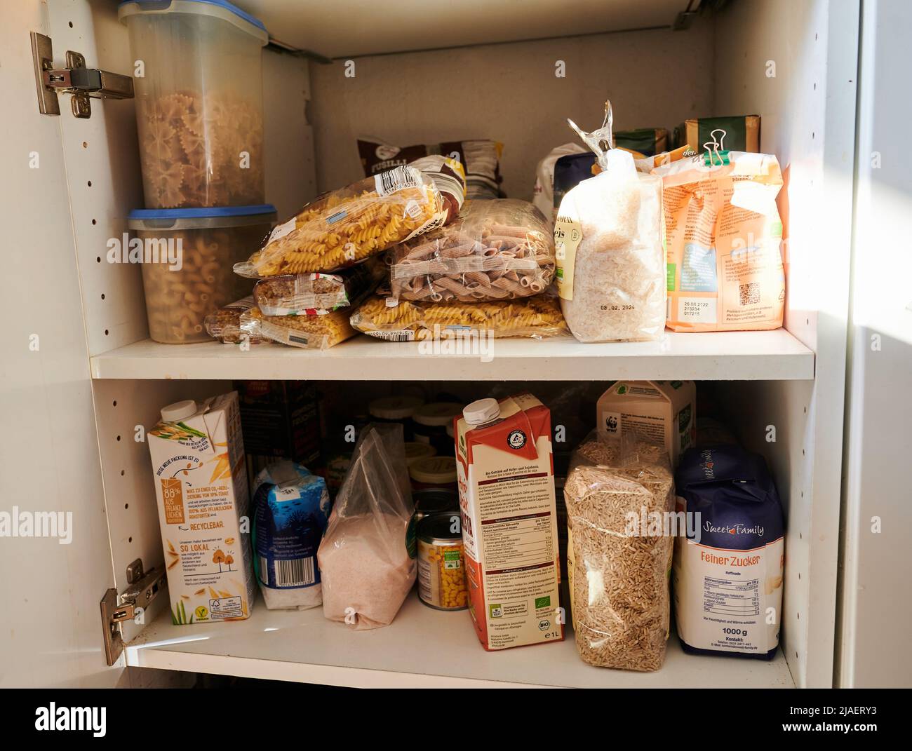 Berlino, Germania. 13th maggio 2022. Ci sono rifornimenti in un armadietto della cucina. Si possono vedere pasta, zucchero, farina, latte e sale di diversi produttori. Credit: Annette Riedl/dpa/Alamy Live News Foto Stock