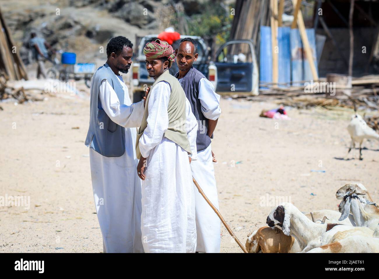 Gente Eritrea locale che cammina vicino al mercato di Keren di frutta e verdura Foto Stock
