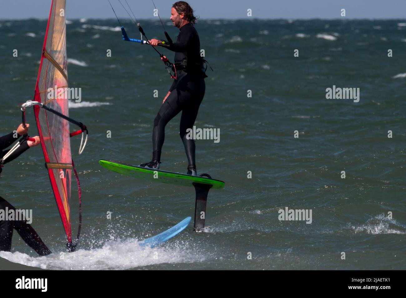 Quasi incidente tra Kite foil Surfer e Wind Surfer, primo piano Foto Stock