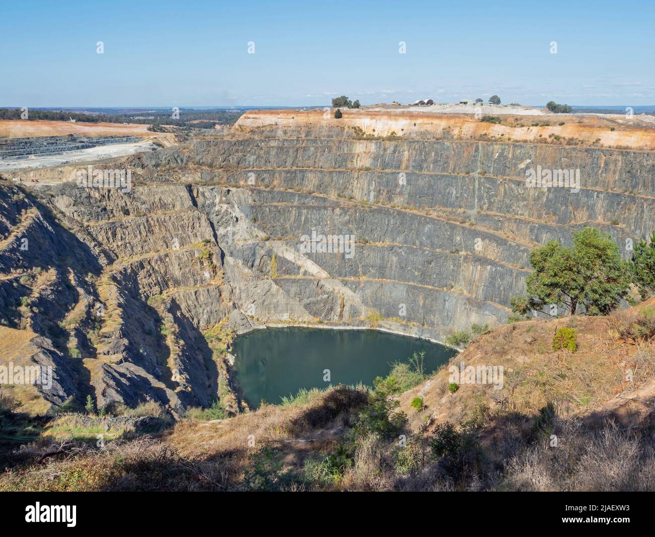 La miniera di litio di Greenbushs è un'attività mineraria a cielo aperto nell'Australia occidentale ed è la più grande miniera di litio di roccia dura del mondo. Foto Stock
