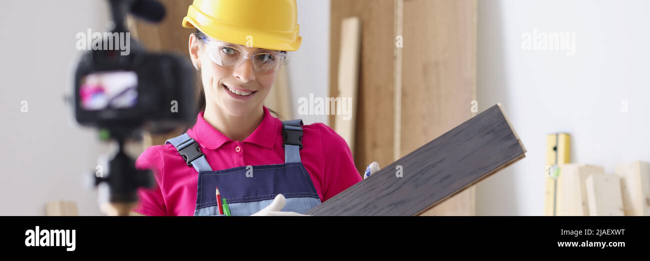 Ritratto di lavoratore professionale femminile che tiene laminato Foto Stock