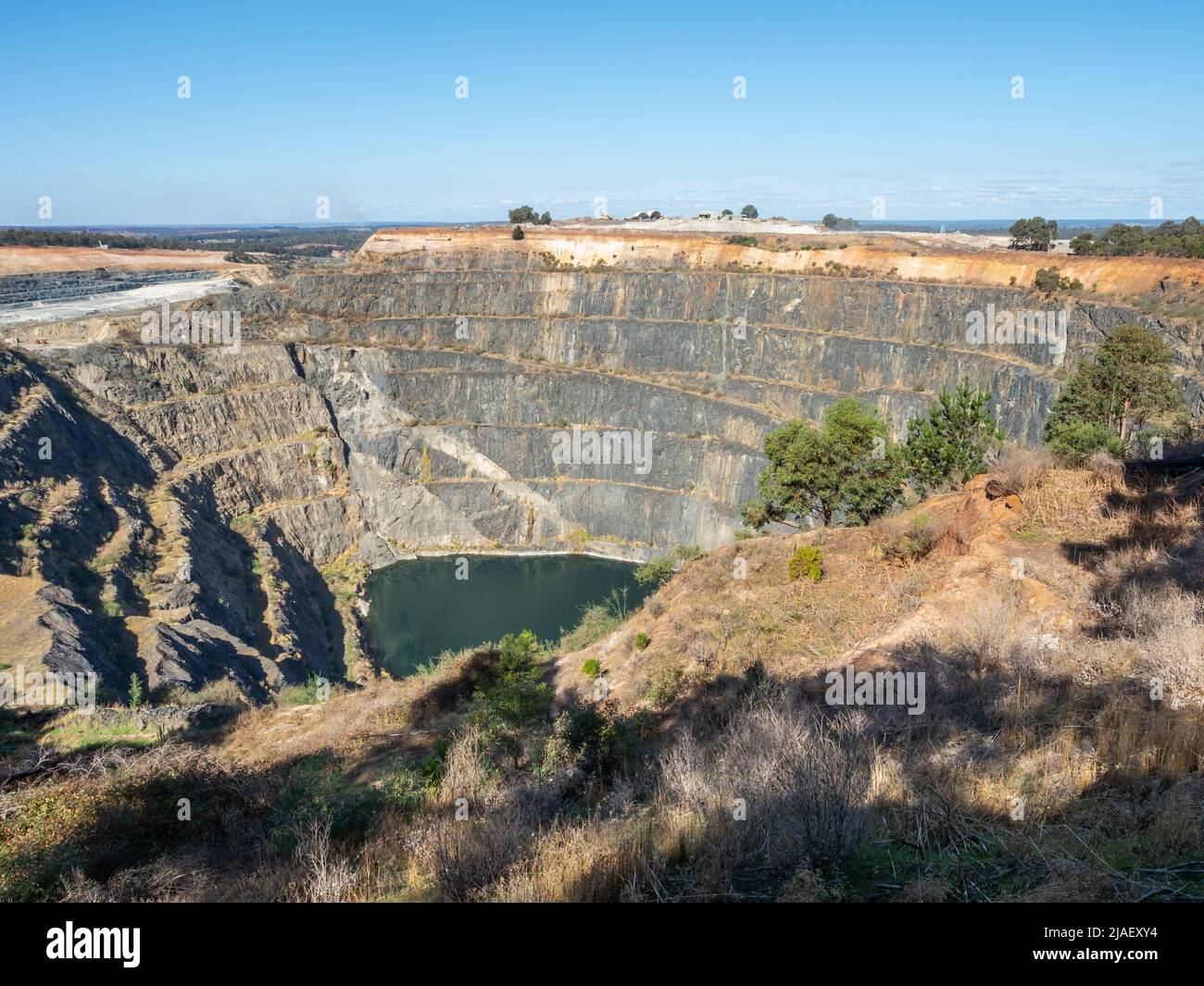 La miniera di litio di Greenbushs è un'attività mineraria a cielo aperto nell'Australia occidentale ed è la più grande miniera di litio di roccia dura del mondo. Foto Stock