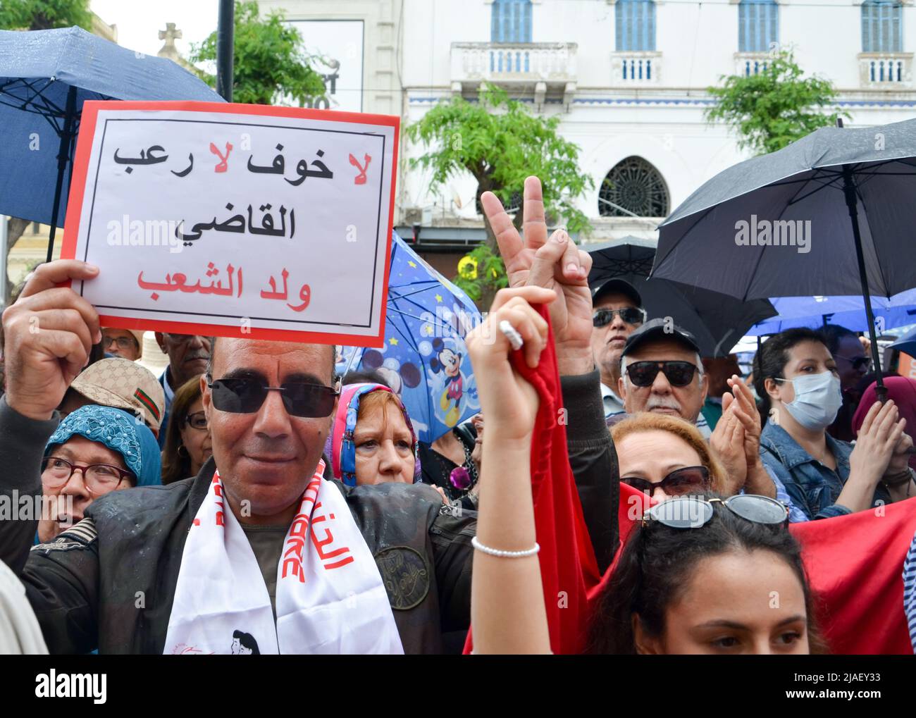 Tunisi, Tunisia. 28th maggio 2022. Tunisi, Tunisia. 28 maggio 2022: I sostenitori del Partito liberista si dimostrano fuori dal Tribunale amministrativo di Tunisi, chiedendo al Presidente Kais Saied di annullare le misure eccezionali introdotte lo scorso luglio e di riprendere la democrazia. I manifestanti hanno fatto sventolare la bandiera tunisina e alzato le bandiere a sostegno della magistratura e del corso democratico della repubblica, e contro il capo del movimento Ennahda tunisino Rached Ghannouchi (Credit Image: © Hasan Mrad/IMAGESLIVE via ZUMA Press Wire) Foto Stock