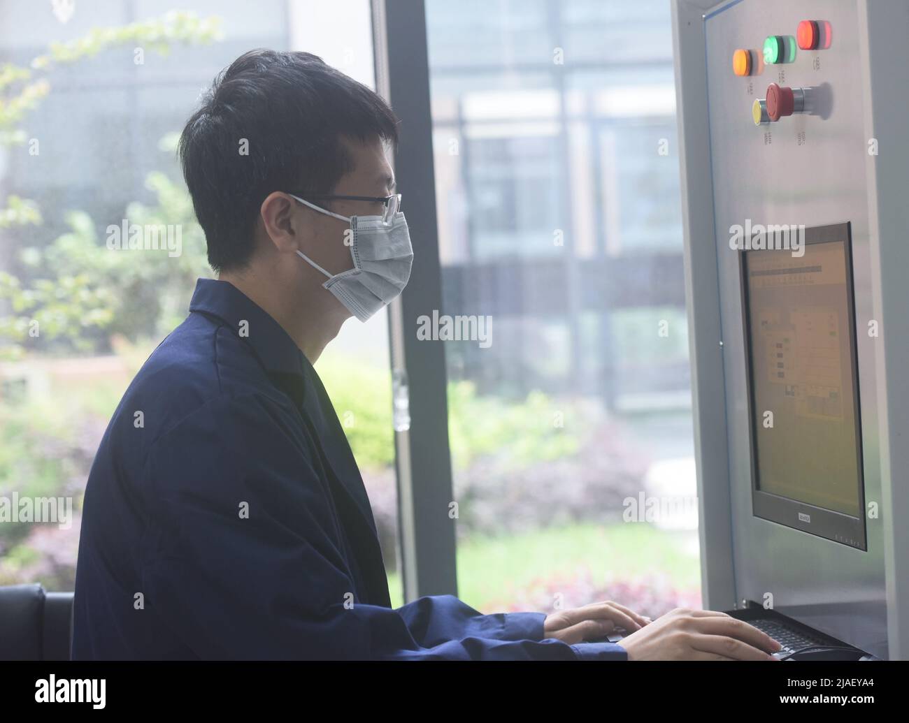 HANGZHOU, CINA - 30 MAGGIO 2022 - i ricercatori controllano la crescita di cristalli di ossido di gallio nel forno di crescita del cristallo alla Zhejiang University Hangzho Foto Stock