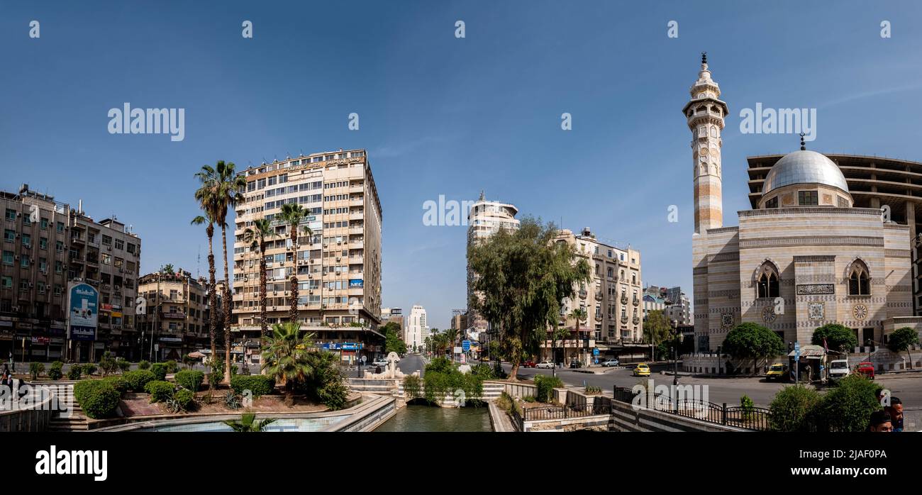 Damasco, Siria - Maggio, 2022: Piazza pubblica (Piazza al Marjeh), scena stradale nel centro della città di Damasco Foto Stock