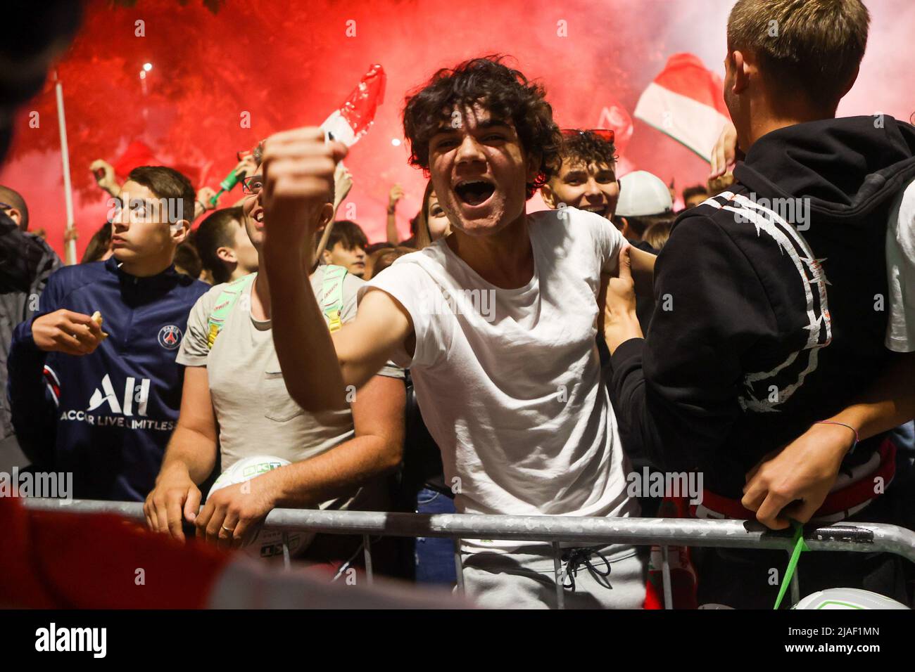 I tifosi di Monza festeggiano la prima storica promozione di Monza Calcio alla Serie A nella sua storia di 110 anni a Monza, Italia, il 29 2022Monza maggio i tifosi festeggiano davanti al grande schermo dello stadio U-Power durante la partita Pisa / Monza a Monza, Italia, il 29 2022 maggio Foto Stock