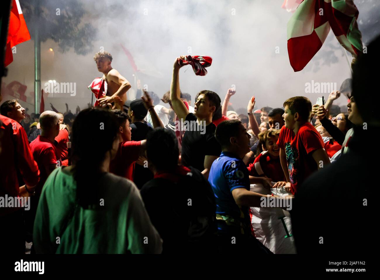 I tifosi di Monza festeggiano la prima storica promozione di Monza Calcio alla Serie A nella sua storia di 110 anni a Monza, Italia, il 29 2022Monza maggio i tifosi festeggiano davanti al grande schermo dello stadio U-Power durante la partita Pisa / Monza a Monza, Italia, il 29 2022 maggio Foto Stock