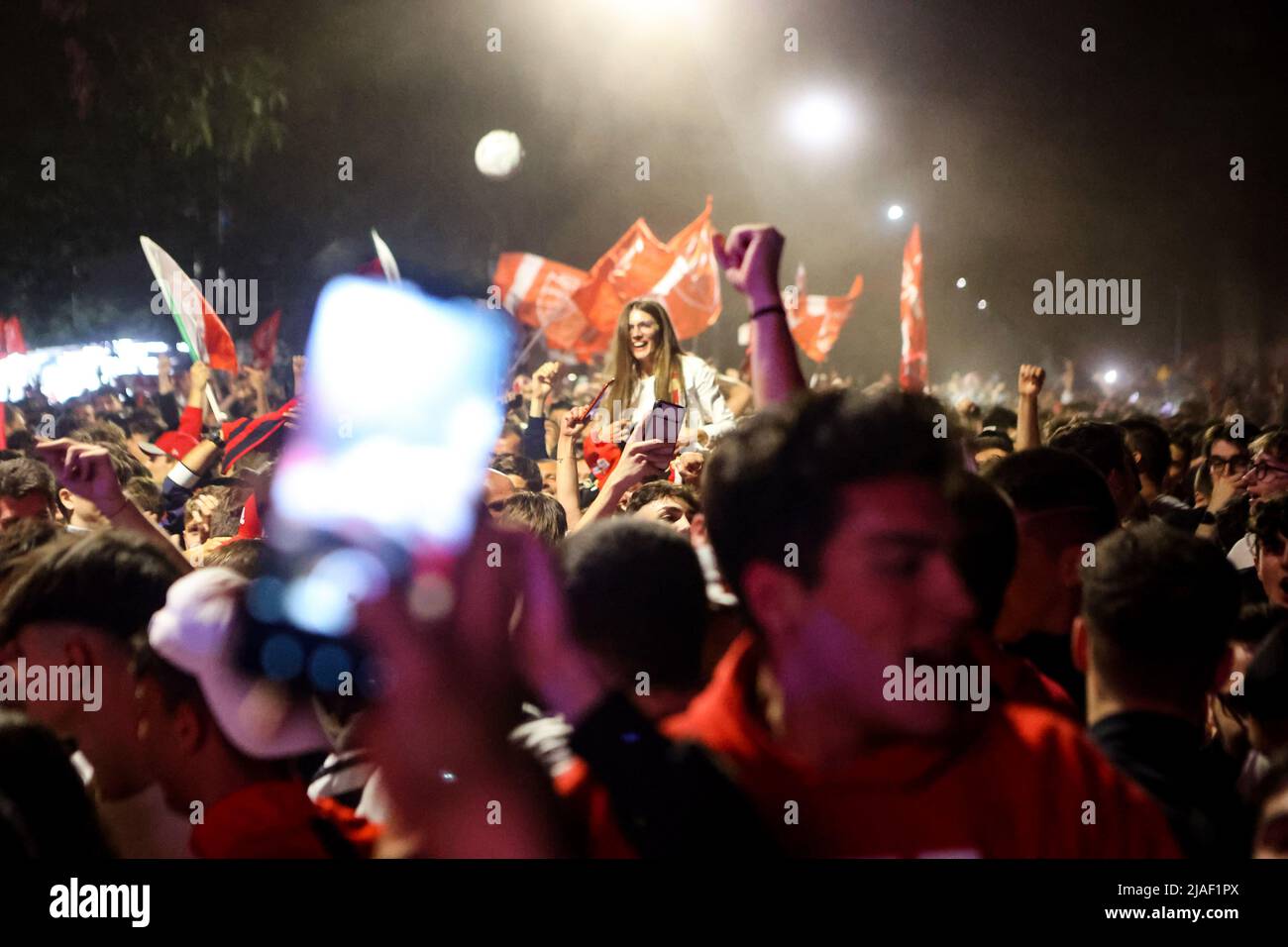 I tifosi di Monza festeggiano la prima storica promozione di Monza Calcio alla Serie A nella sua storia di 110 anni a Monza, Italia, il 29 2022Monza maggio i tifosi festeggiano davanti al grande schermo dello stadio U-Power durante la partita Pisa / Monza a Monza, Italia, il 29 2022 maggio Foto Stock