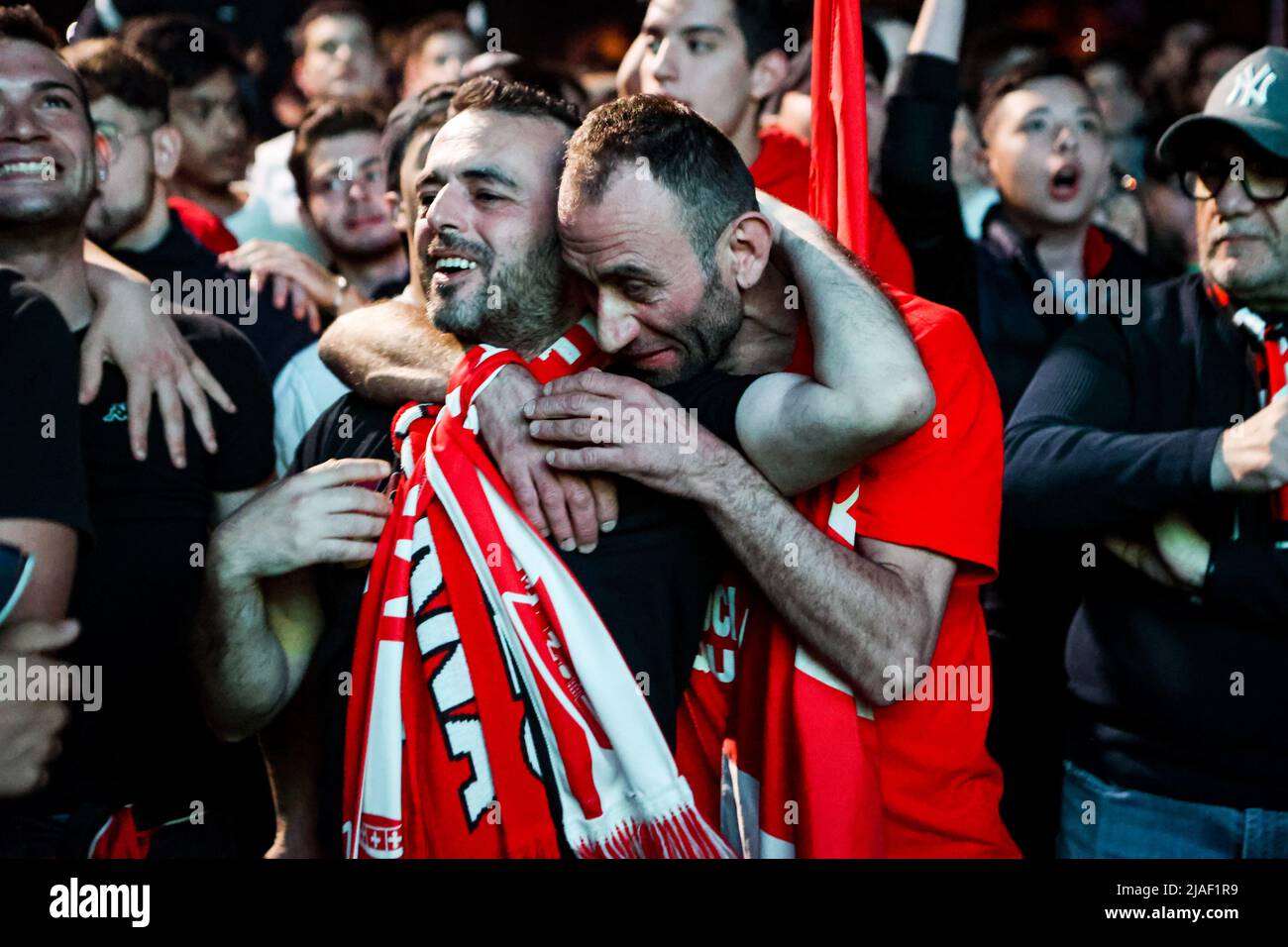 I tifosi di Monza festeggiano la prima storica promozione di Monza Calcio alla Serie A nella sua storia di 110 anni a Monza, Italia, il 29 2022Monza maggio i tifosi festeggiano davanti al grande schermo dello stadio U-Power durante la partita Pisa / Monza a Monza, Italia, il 29 2022 maggio Foto Stock