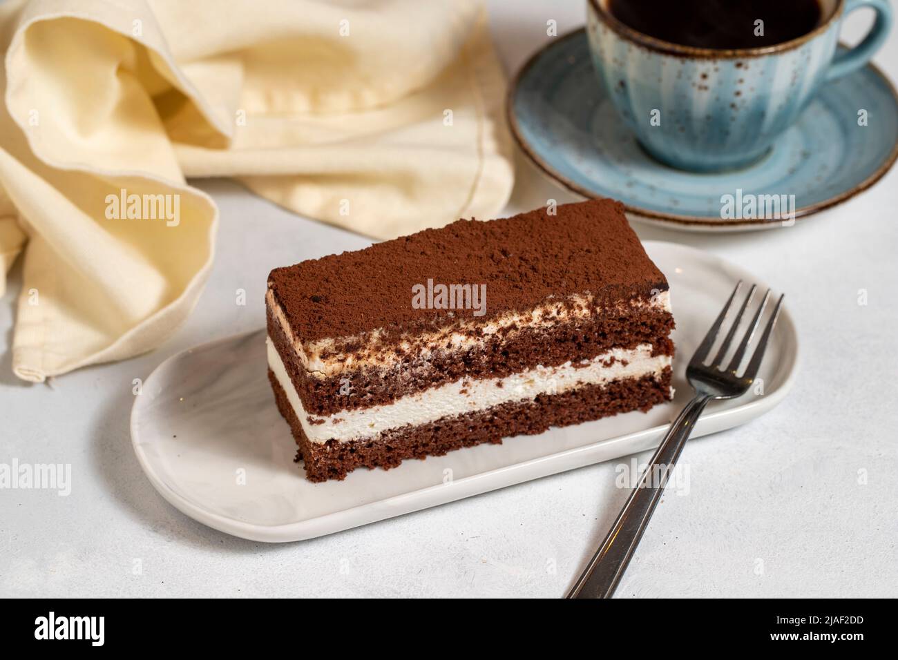 Torta al tiramisù. Torta di tiramisù stratificata su sfondo bianco. Primo piano Foto Stock