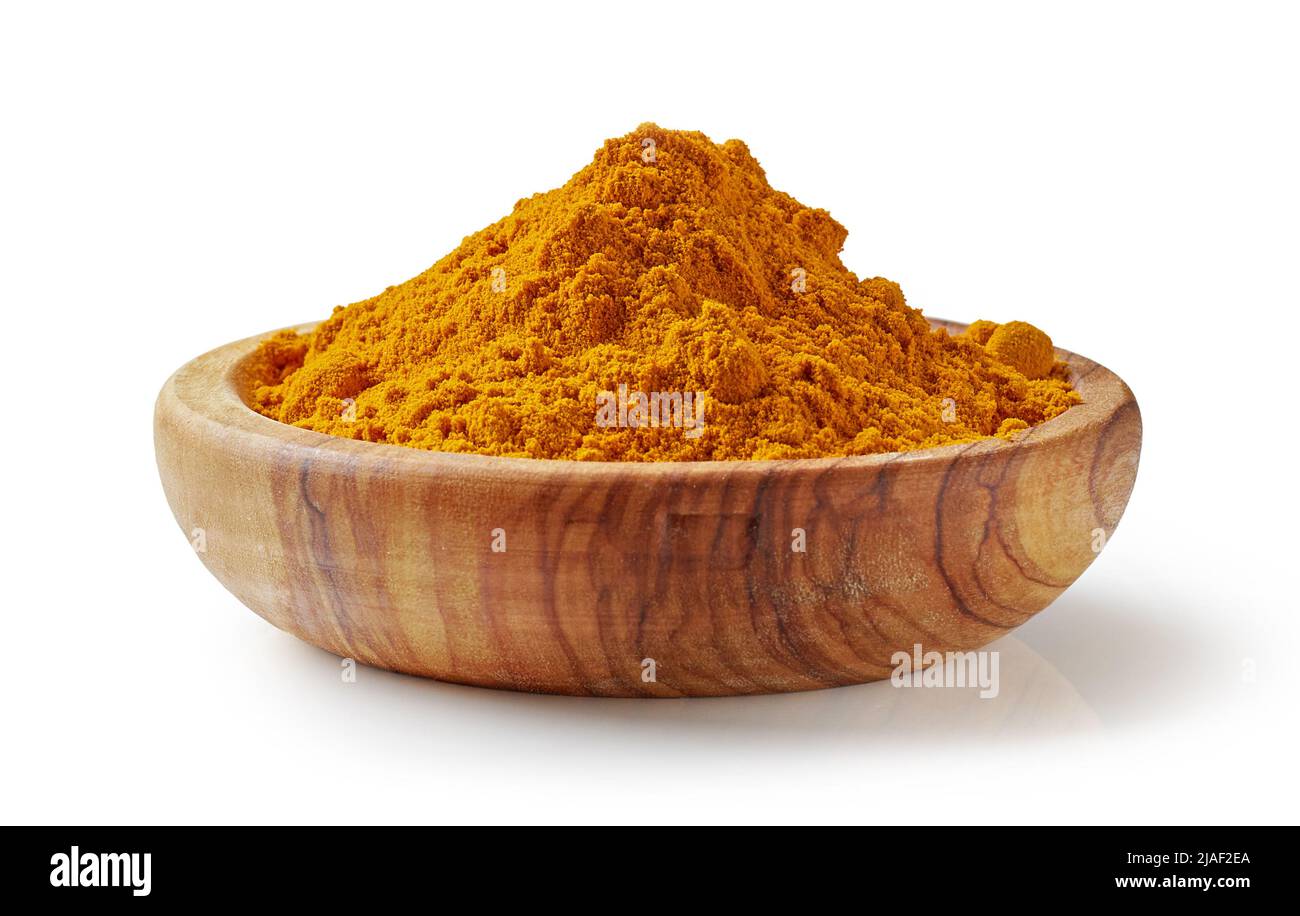 polvere di curry in ciotola di legno di oliva isolata su sfondo bianco Foto Stock