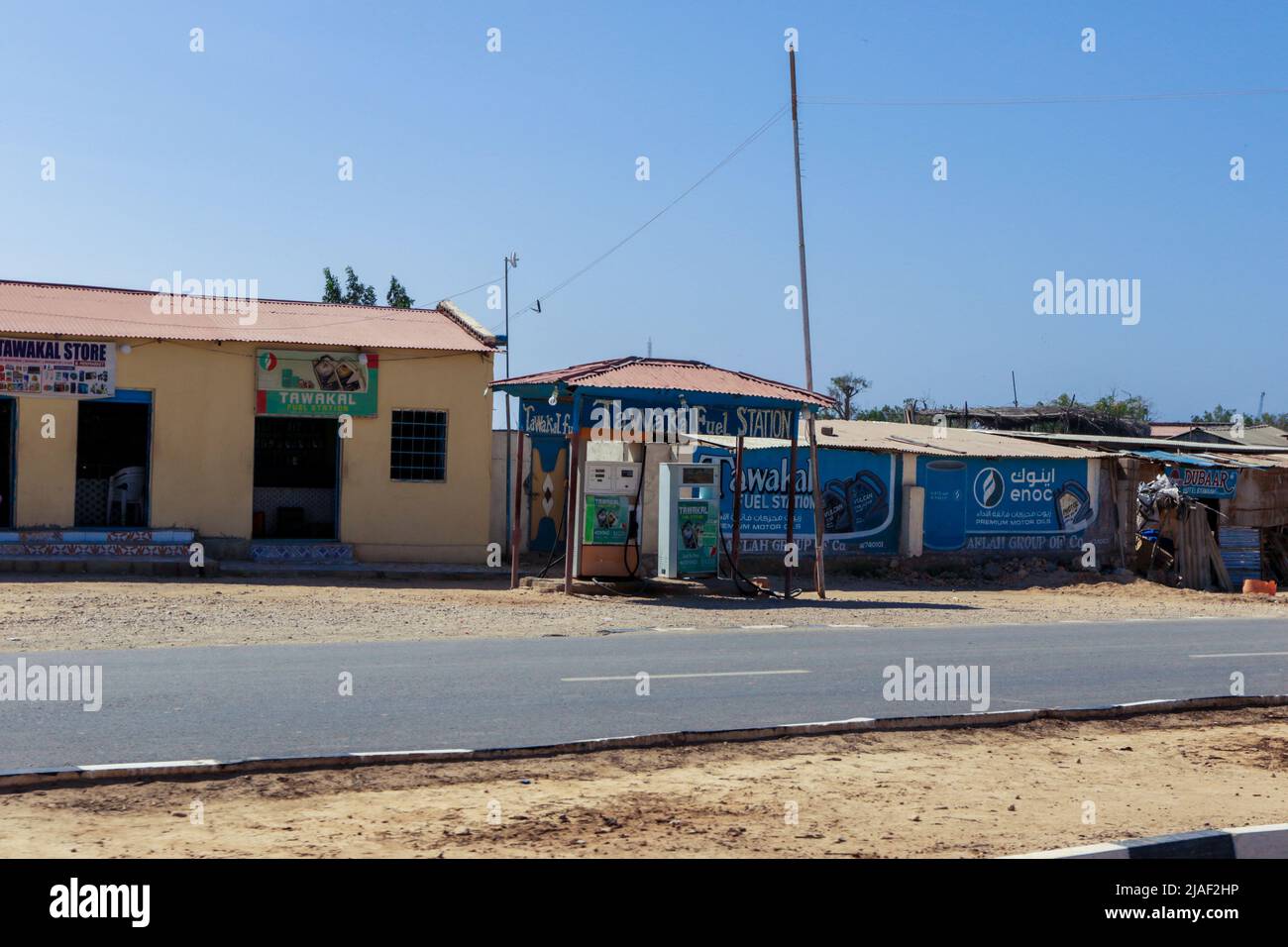 Vecchia stazione di rifornimento di benzina nel centro della città di Berbera Foto Stock