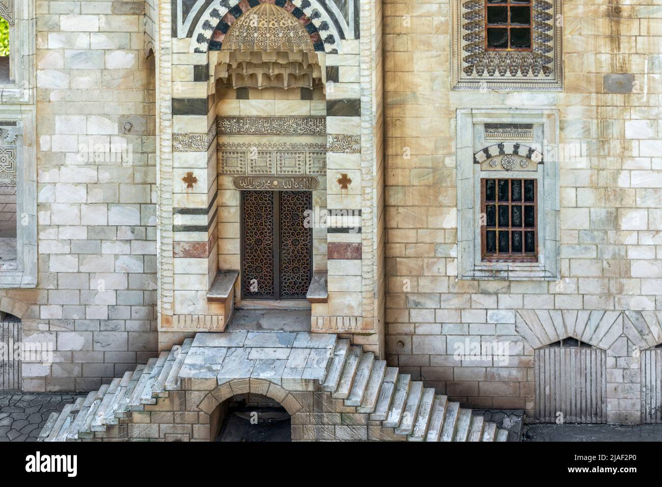 Vista dettagliata della moschea di Isa Bey (Selcuk) nel Parco Miniaturk di Istanbul, Turchia. Foto Stock