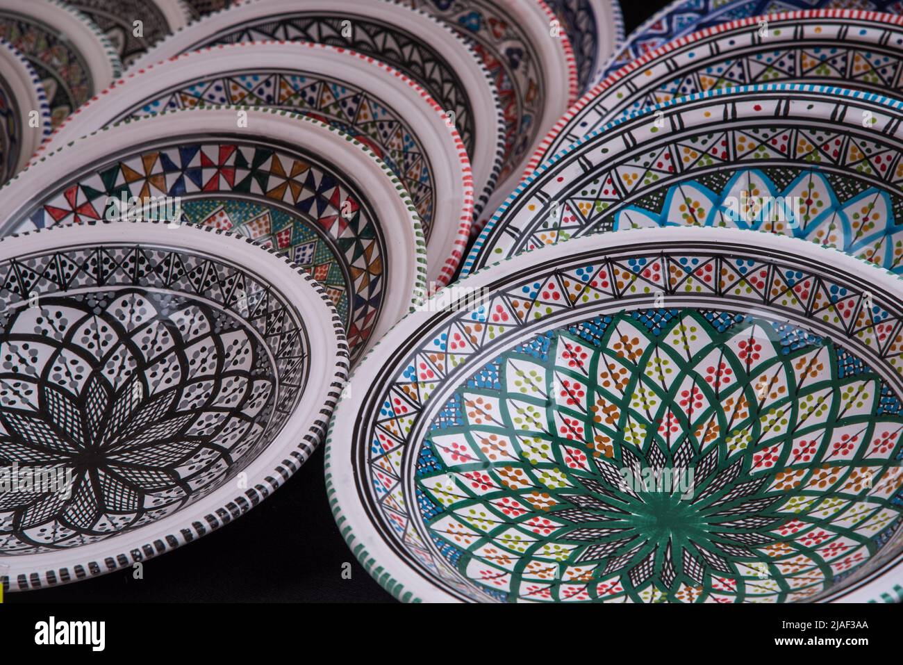 Alkmaar, Paesi Bassi, maggio 2022. Lastre di porcellana sul mercato di Alkmaar. Foto di alta qualità Foto Stock