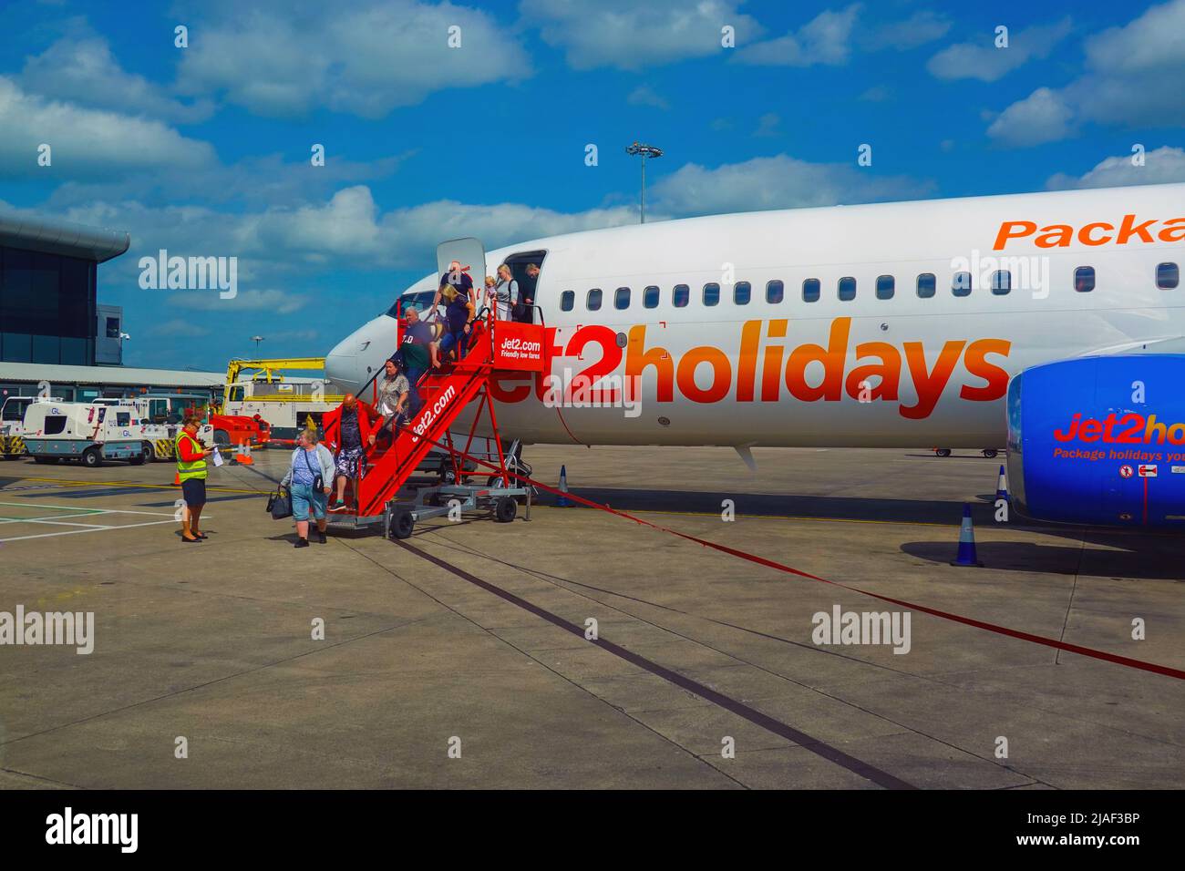 Jet2 aereo per vacanze con passeggeri obesi sbarcare, Leeds Bradford Airport, Yorkshire Foto Stock