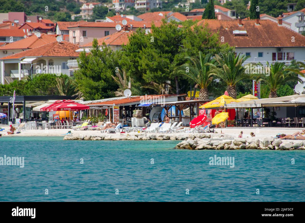 Okrug Gornji in Croazia vicino a Trogia - Croazia Riviera, Spiaggia e bar Foto Stock