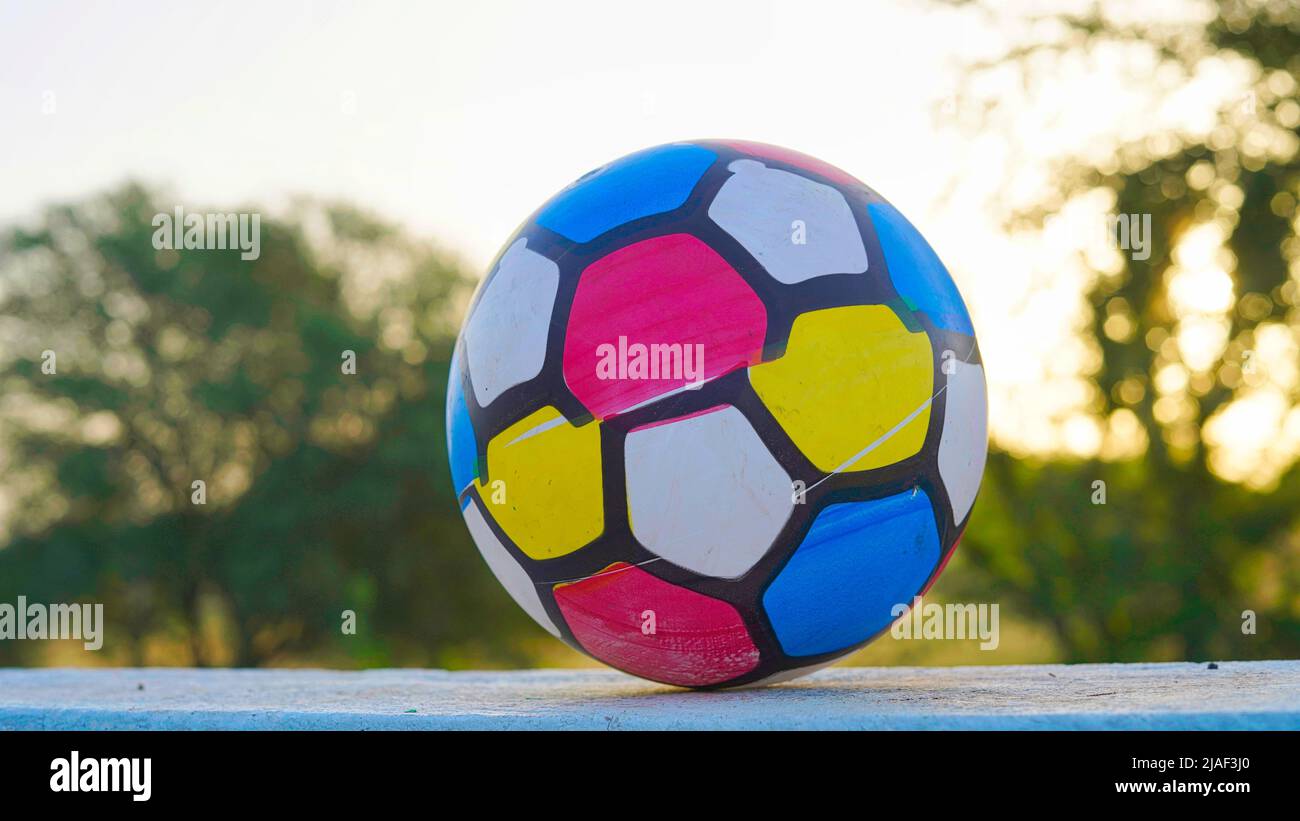 Pallavolo sotto la luce del sole e il cielo blu. Sfera prima della partita, isolata sul tetto. Attrezzature sportive e sanitarie. Foto Stock