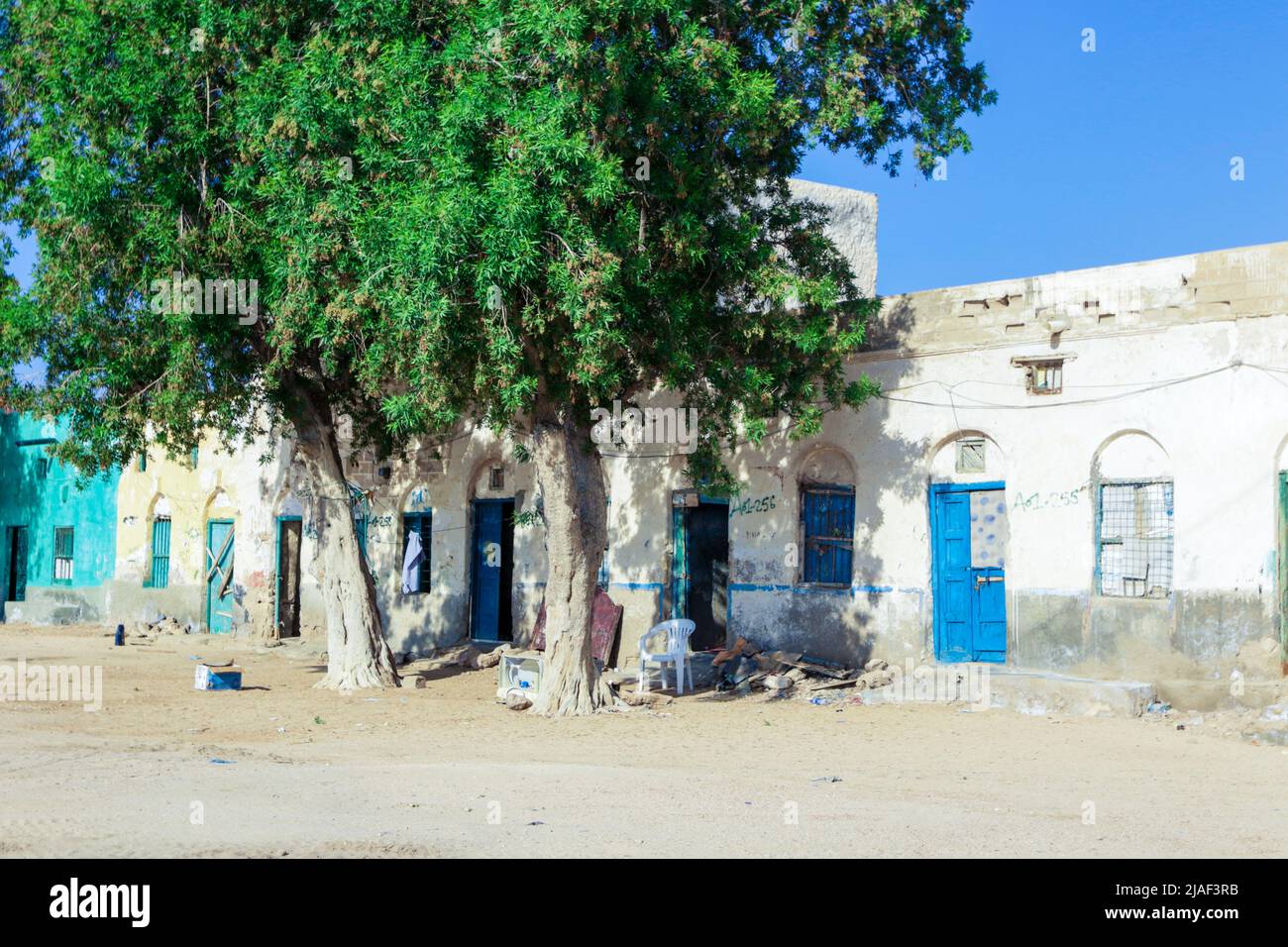 Interessante vista di un antico e rovinato Somalia case e la costruzione della città di Berbera Foto Stock