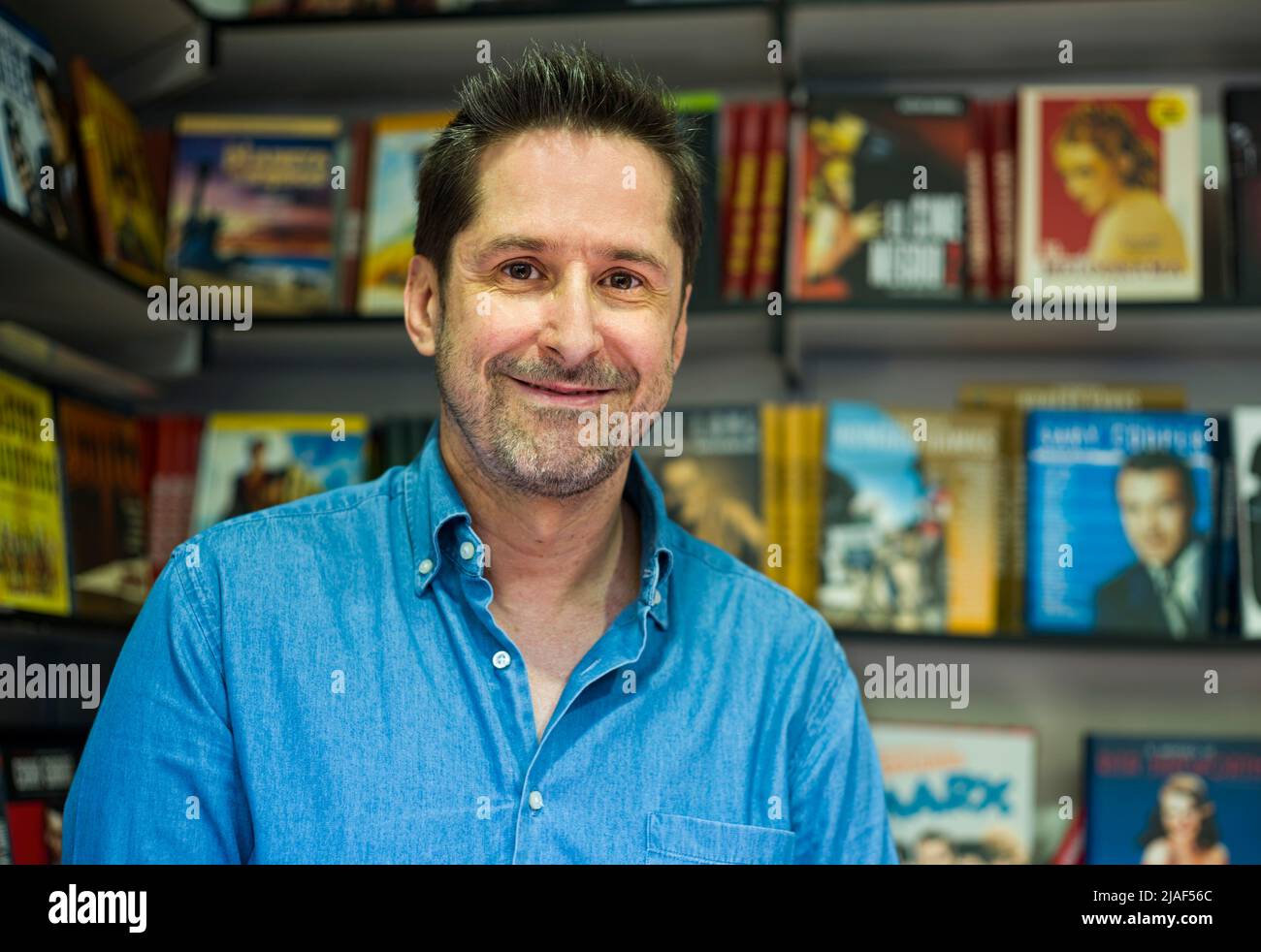 Ritratto guardando la macchina fotografica dello scrittore, critico e regista spagnolo Guillermo Balmori, in posa alla Fiera del Libro di Madrid. Foto Stock